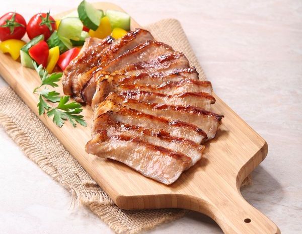 Potongan leher babi rebus dalam alat penanak nasi