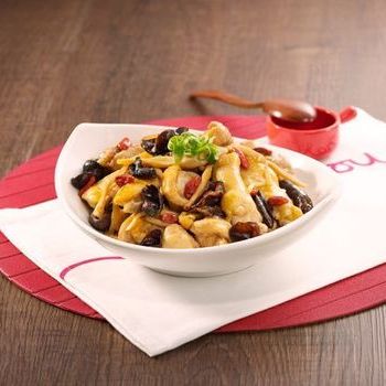 Ayam kukus dengan jamur hitam dan bunga lily kering