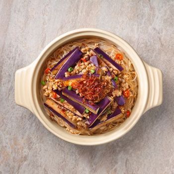 Rebusan Babi Giling Terong dan Mie Kaca dengan Saus Makanan Laut XO dalam Casserole