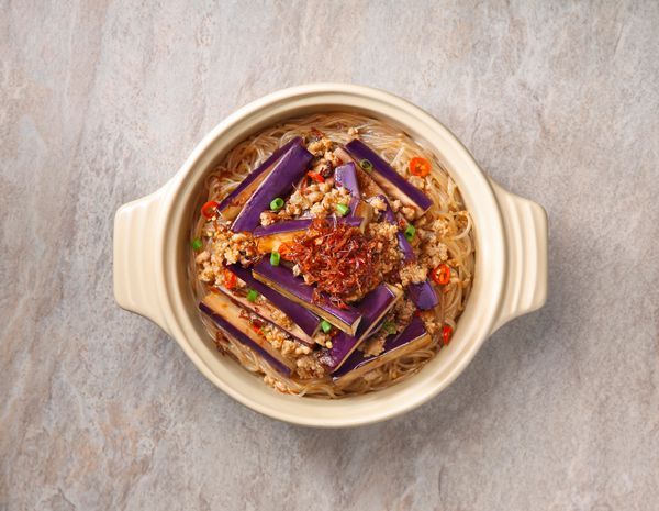 Rebusan Babi Giling Terong dan Mie Kaca dengan Saus Makanan Laut XO dalam Casserole