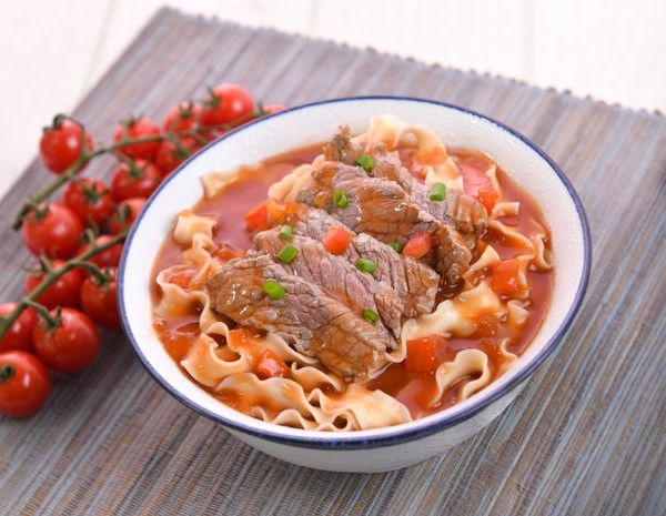 Tomat dan Sapi dengan mie potong pisau