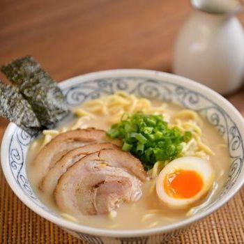 Ramen babi Jepang dalam sup