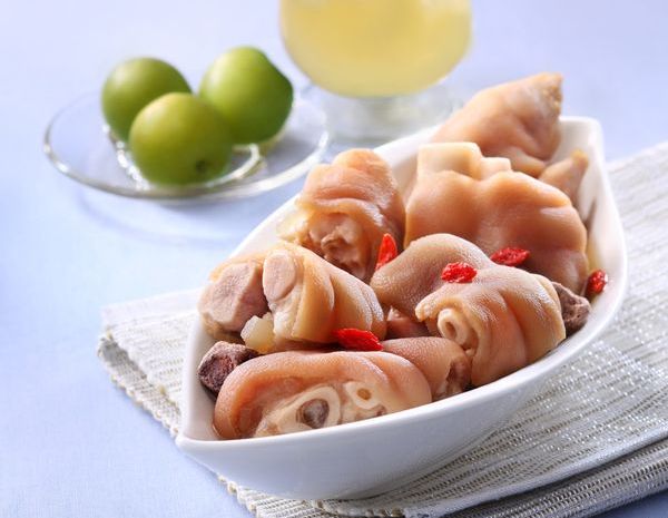 Kaki Babi beralkohol dengan Plum