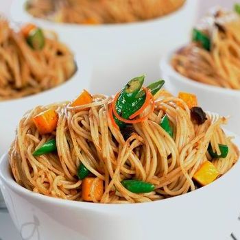 Linguini dengan Labu Panggang dan Saus Kacang Hitam Bawang Putih
