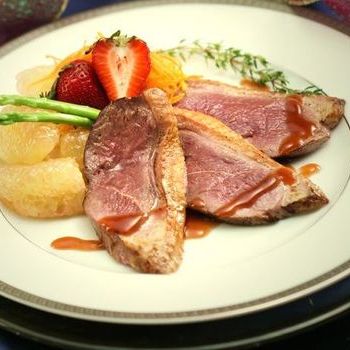 Dada bebek dengan Saus Char siu Stroberi