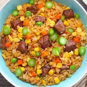 Nasi Goreng dengan Tumis Sapi Tenderloin potong dadu dalam Saus Manis dan Pedas.