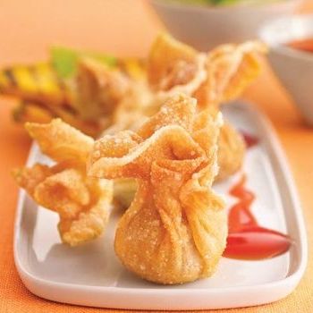 Pangsit Labu goreng disajikan dengan Saus Asam Manis
