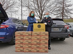 Dons de produits à diverses banques alimentaires et organismes à but non lucratif à Los Angeles afin de soutenir les familles à faible revenu et aux personnes dans le besoin.