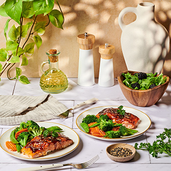 une recette de saumon au four avec un glaçage hoisin