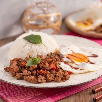 Thai-style fried rice with minced meat, basil and egg