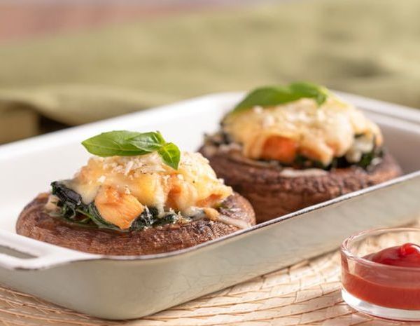 Jamur Portobello panggang dengan tomat, keju, bayam dan ayam