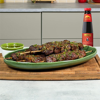 Una receta de brochetas a la parrilla, marinadas en salsa de ostras, servidas con una salsa chimichurri