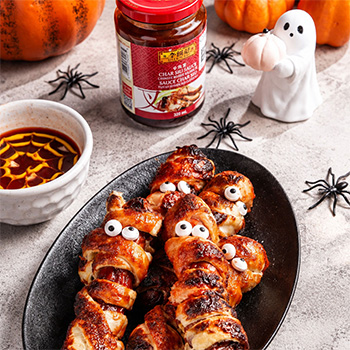  Une recette de feuilletés à la saucisse pour Halloween, parfumés à la sauce Char Siu et servis avec une sauce Char Siu façon « toile d'araignée ».
