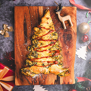 Une recette de pain fourré à la trempette aux épinards en forme de sapin de Noël