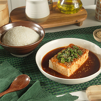 A cold silken tofu recipe with a tasty sauce ready in 5 minutes.
