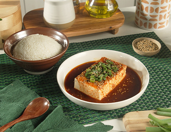 A cold silken tofu recipe with a tasty sauce ready in 5 minutes.