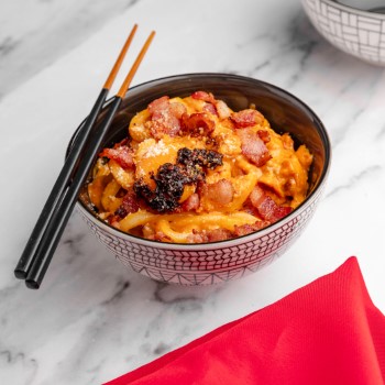 Une recette de pâtes crémeuses au gochujang avec une garniture croustillante au piment