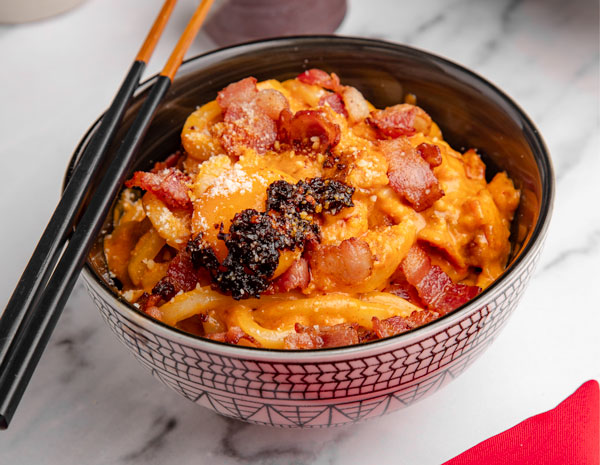 Une recette de pâtes crémeuses au gochujang avec une garniture croustillante au piment