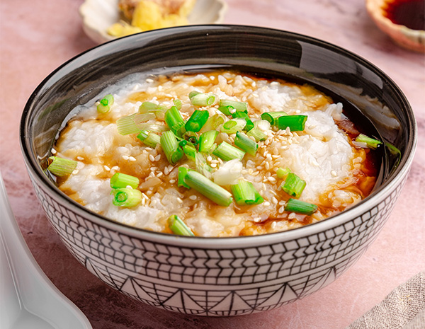 Une recette facile de congee pour une bouillie de riz à la chinoise.