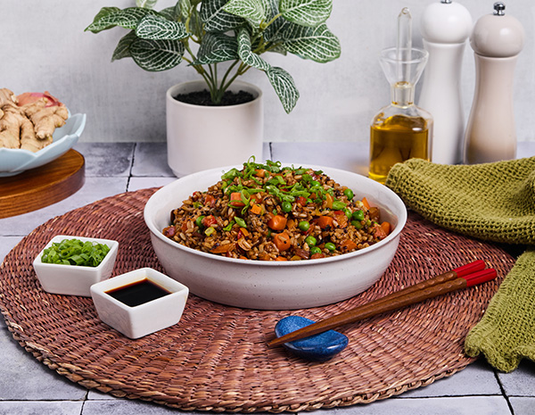 Une recette facile de riz brun frit avec du quinoa et des légumes