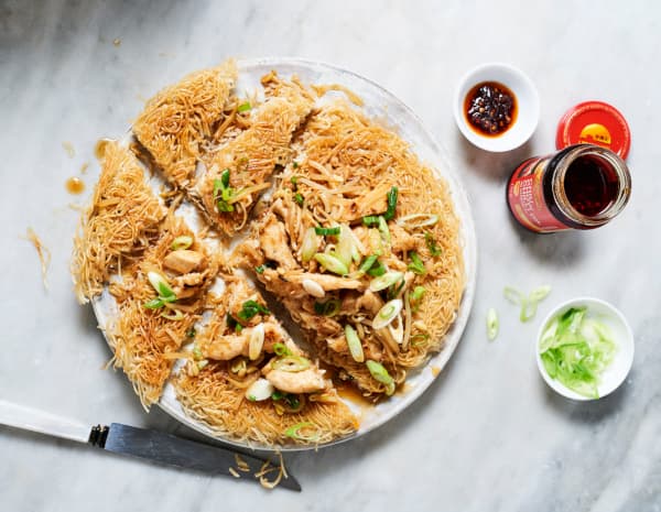 eu600_pan-fried-chicken-on-crispy-noodles