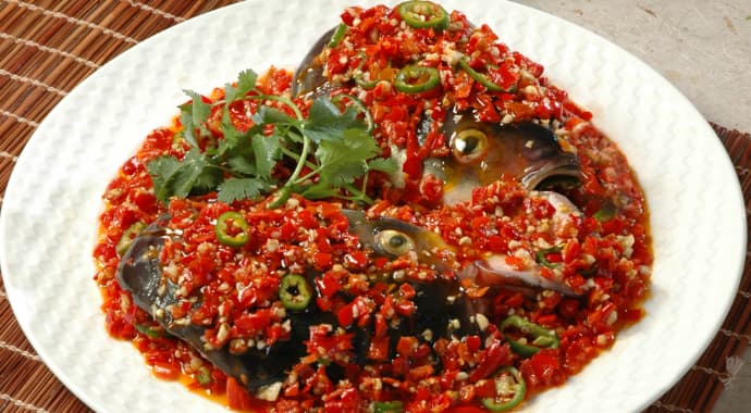 Tête de poisson avec piment haché