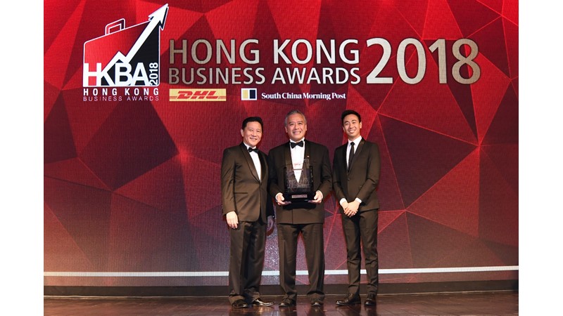 Lee Kum Kee Sauce Group Chairman Mr. Charlie Lee (centre) receives the “DHL/SCMP Hong Kong Business Awards 2018—Lifetime Achievement Award” on behalf of Lee Kum Kee Group Chairman Mr. Lee Man Tat. 