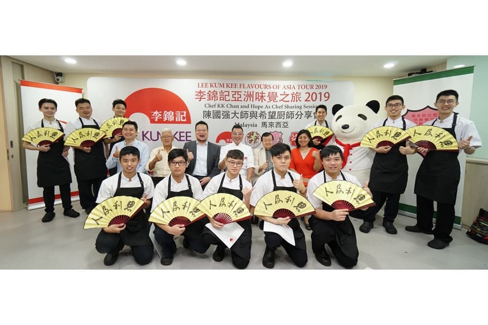 All smiles and thumbs up! (Seated from Left to Right) Mr. Jason Er, Business Manager of Lee Kum Kee Malaysia, Mr. Heng Swee Seng, Senior General Manager of Lam Soon Edible Oils Sdn. Bhd., Mr. Leslie Lau, Managing Director - South Asia of Lee Kum Kee, Michelin-starred Chef Kwok-keung Chan and Datuk Dr. Lum Tuck Loy, President of KUSU, surrounded by the students of Lee Kum Kee Hope as Chef Programme