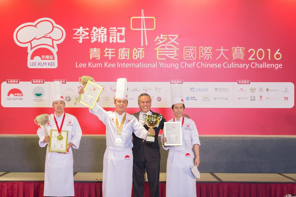 Charlie Lee, Lee Kum Kee Sauce Group Chairman presents the prizes to Tan Kean-loon (Singapore), champion and winner of the “Gold and Distinction Awards” (second from left), and the two Gold Award winners.