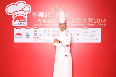 Lee Kum Kee International Young Chef Chinese Culinary Challenge 2016 champion and the “Gold and Distinction Awards” winner Tan kean-loon (Singapore), with the winning dish ‘Lee-Kee Classic Beef Tenderloin’.