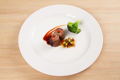 Lee Kum Kee International Young Chef Chinese Culinary Challenge 2016 champion and the “Gold and Distinction Awards” winner Tan kean-loon (Singapore), with the winning dish ‘Lee-Kee Classic Beef Tenderloin’.