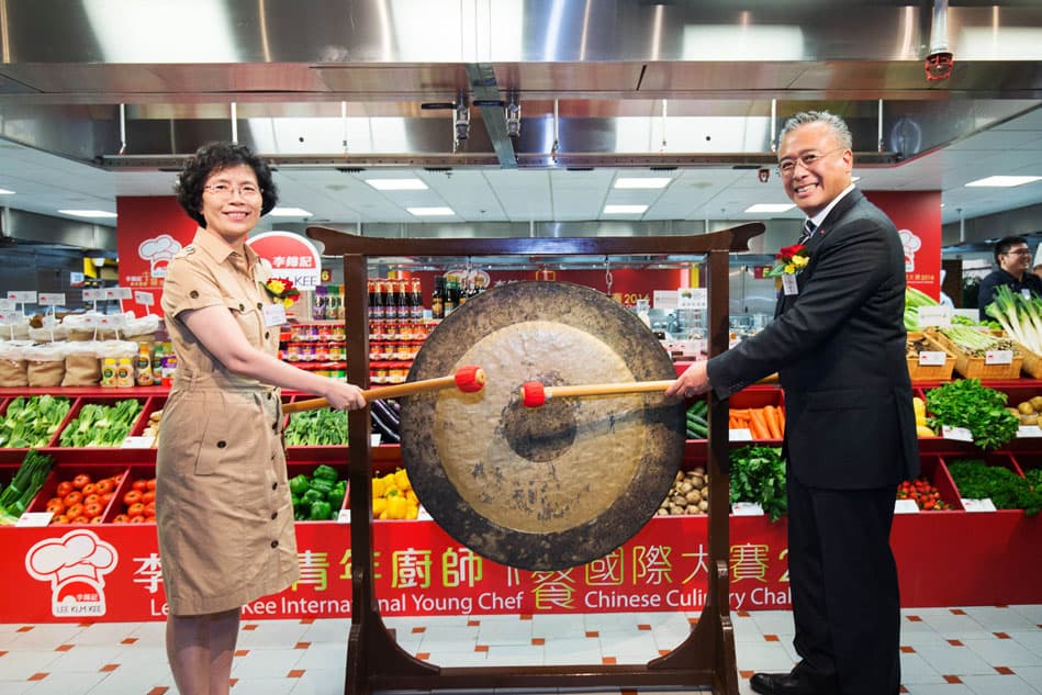 李錦記醬料集團主席李惠中先生及世界中餐業聯合會秘書長尚哈玲女士主持傳統響鑼儀式，象徵「李錦記青年廚師中餐國際大賽2016」馬上開始。
