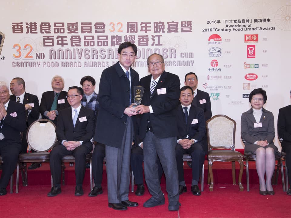 Dr. Ko Wing Man, BBS, JP, Secretary for Food and Health, presented the “Outstanding Achievement Award” to Lee Kum Kee Group Chairman Mr. Lee Man Tat.