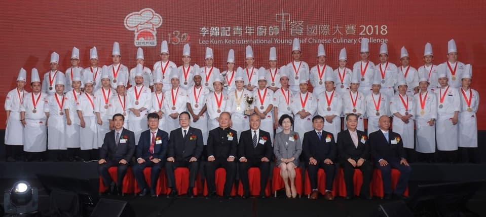 李錦記醬料集團主席李惠中先生與各評審和得獎者合照