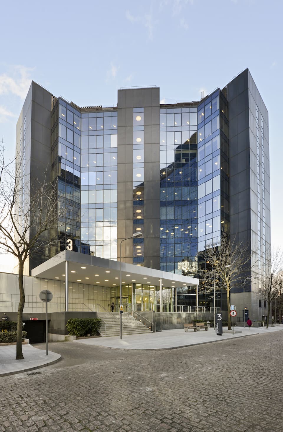 Lee Kum Kee Sauce Group completed the acquisition of the office building of 3 Harbour Exchange.