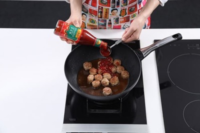 Stir-fry meat balls in 2 tbsp oil until golden yellow. Stir in sauce mix.