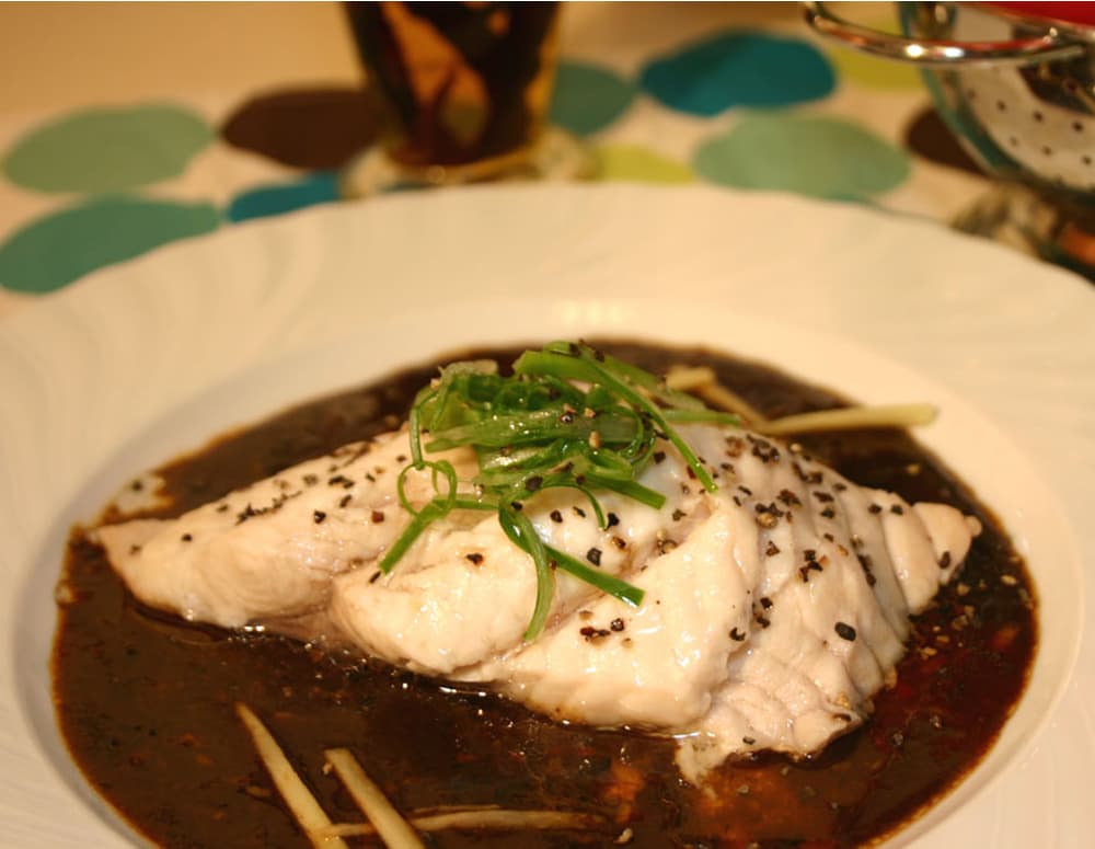 Poisson la vapeur avec gingembre et sauce aux haricots noirs et l'ail | Recettes | Lee Kum Kee Cuisine Canada Poisson la vapeur avec gingembre et sauce aux haricots noirs et l'ail | Recettes | Lee Kum Kee Cuisine Canada