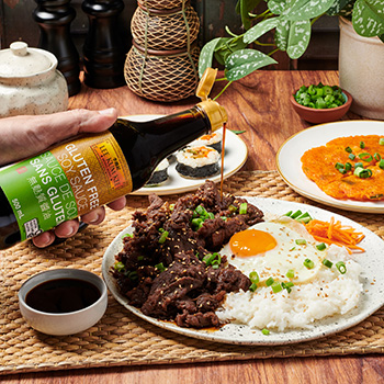 Un plat de bulgogi sans gluten servi avec du riz, un œuf et des légumes.