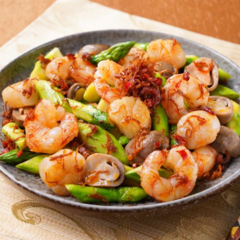 Tumis Asparagus, Udang Dan Kerang dengan Saus XO