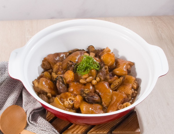 Rebusan Jari Babi dengan Kacang Tanah dan Tiram Kering