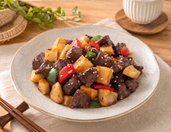 Stir Fried Beef Tenderloin Cubes with Potatoes in Black Pepper Sauce