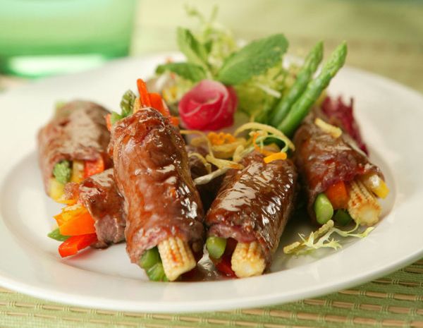 600x465_3-colored_beef_rolls_in_chicken_marinade