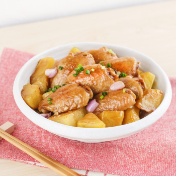 Sayap ayam rebus dengan kentang