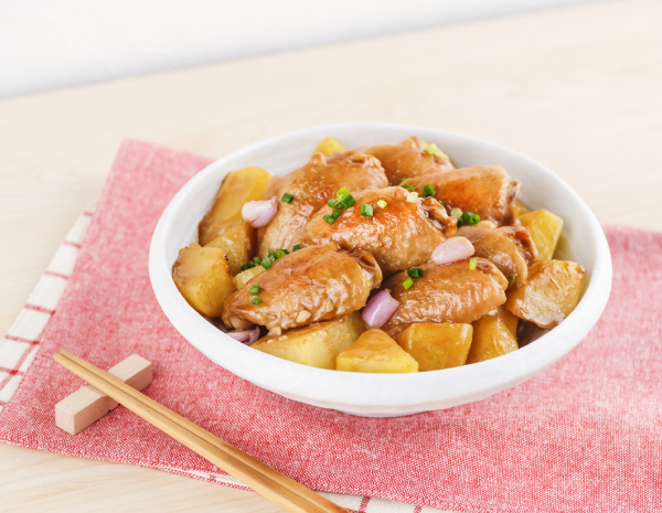 Sayap ayam rebus dengan kentang