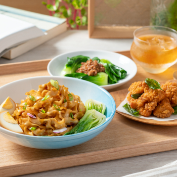 Noodles with Shallot Oil With Fried Chicken