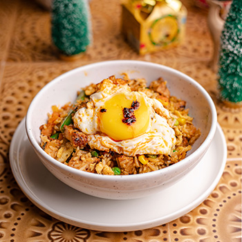 Une recette de riz frit qui utilise les restes de Noël pour une touche festive.