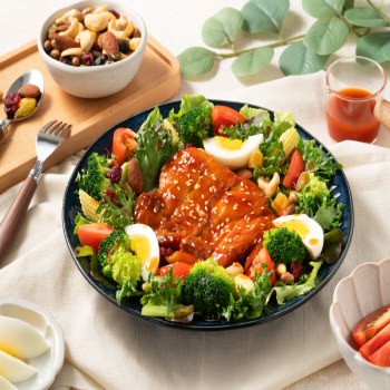 甜酸雞腿排溫沙拉