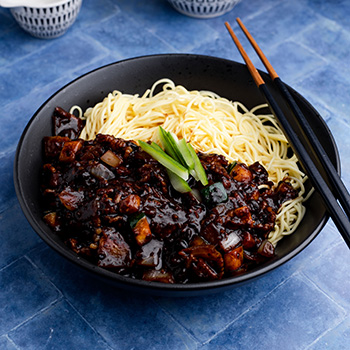 Une recette pour le Jjangjangmyeon, ou nouilles aux haricots noirs à la coréenne.