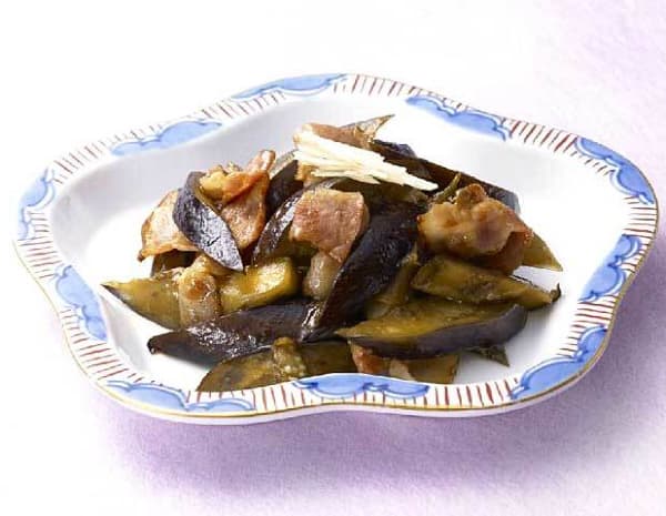 なすとベーコンの炒め物（生姜風味）