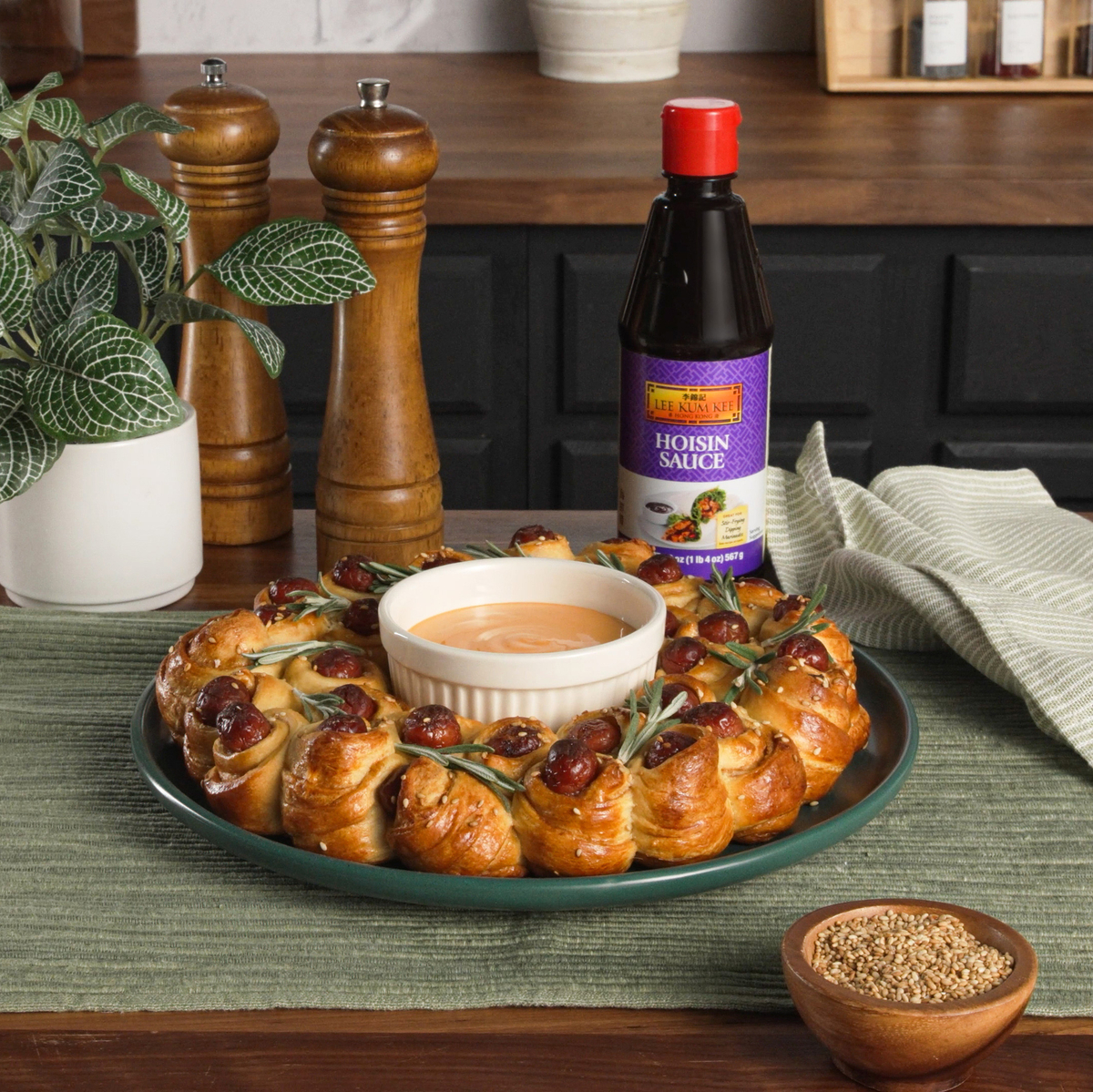 A pigs in a blanket wreath recipe with Sriracha Mayo for dipping.